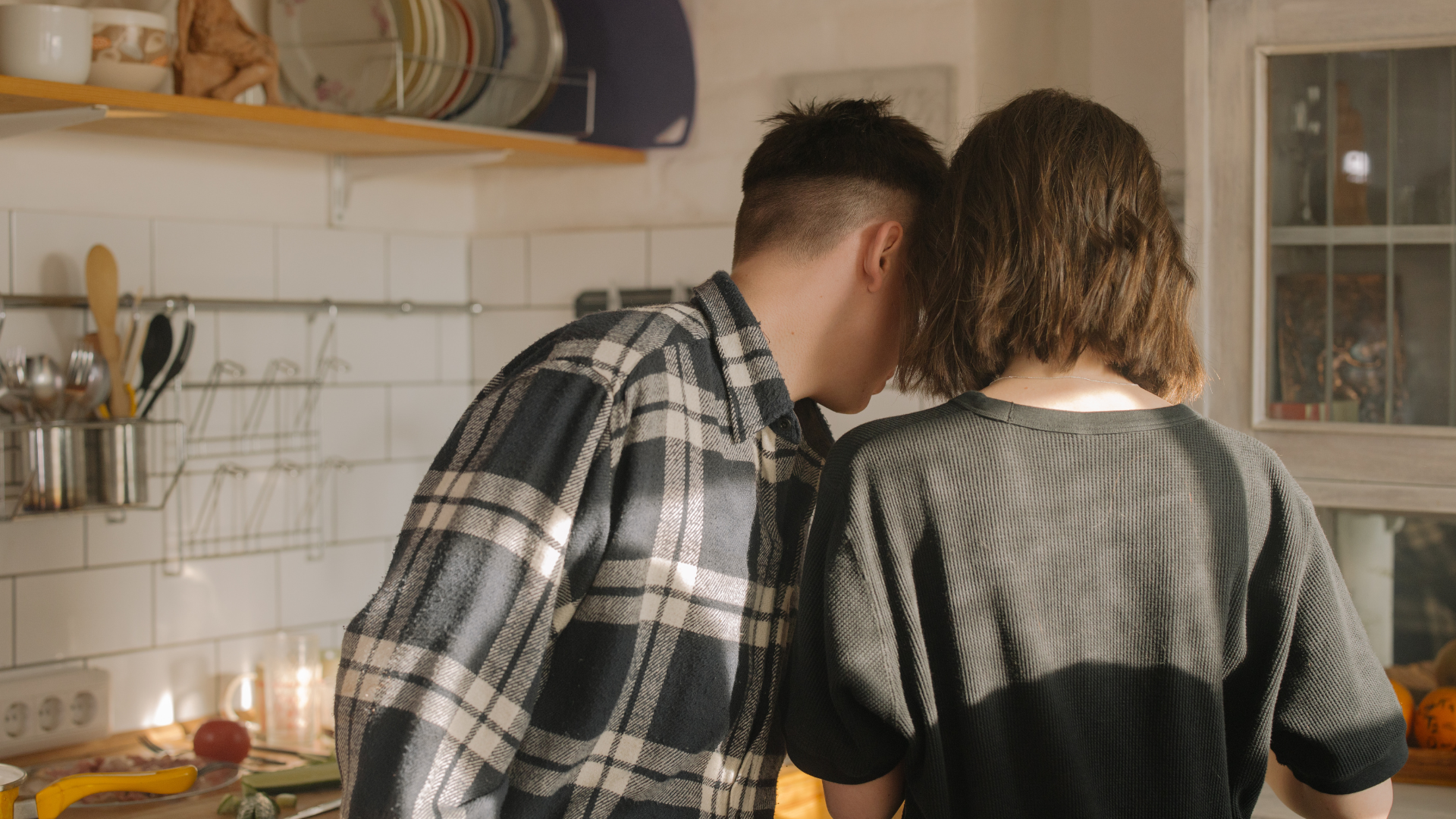 Oksia seinää vasten