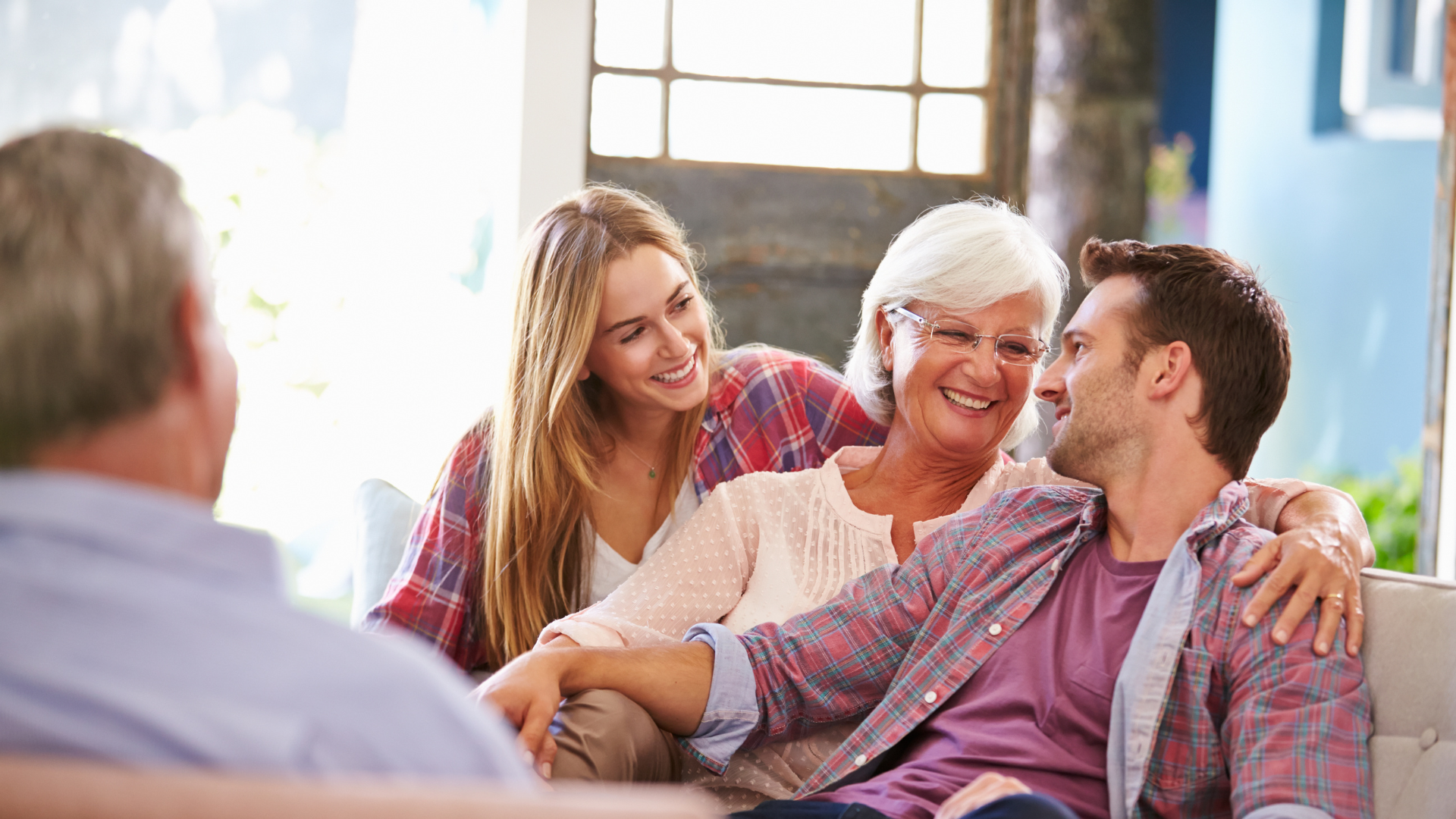 Värikkäitä tuoleja rinnakkain