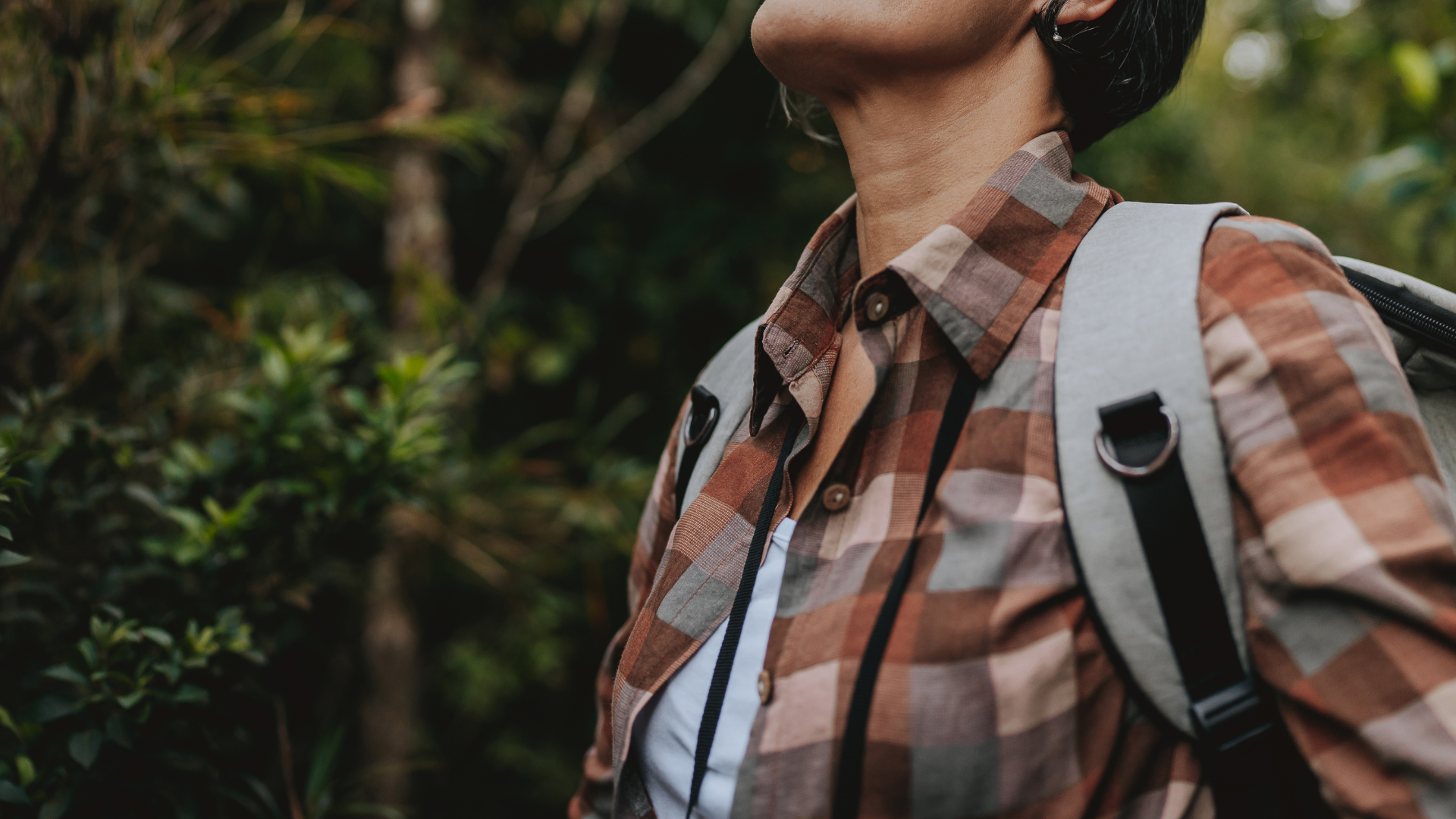 Värikkäitä tuoleja rinnakkain